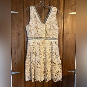 BEAUTIFUL WHITE DRESS WITH INTRICATE DETAIL. SIZE L